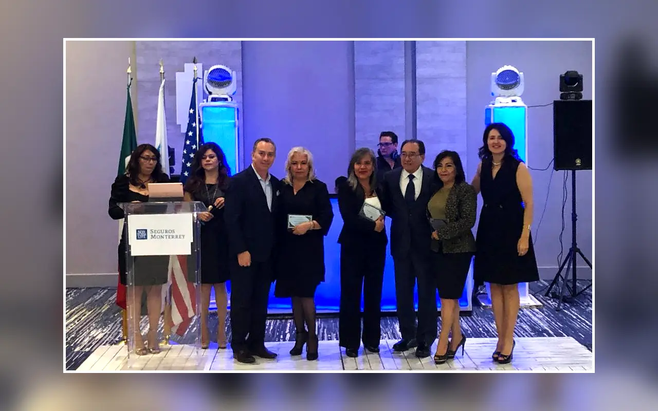 Equipo durante ceremonia de premiación