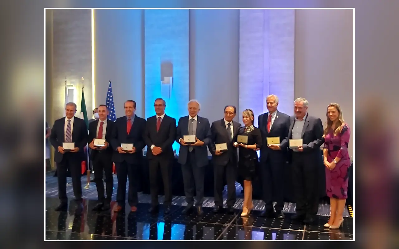 Grupo de premiados en escenario